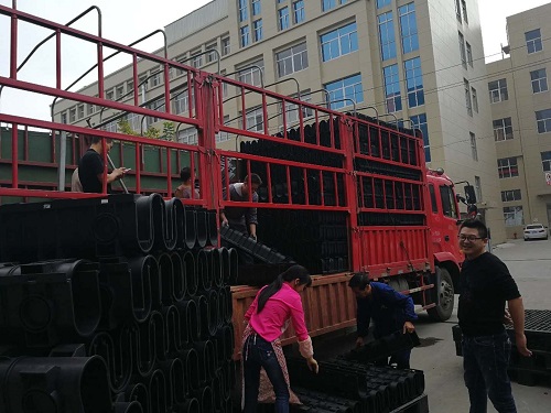  成品排水溝裝車現(xiàn)場(chǎng)